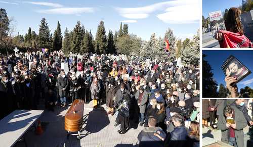 Al principio se trataba de una ceremonia familiar, pero finalmente acudieron al entierro lectores fieles de la autora con sus libros en mano. Sobre estas líneas, Luis García Montero, pareja de la escritora, en el momento en que deposita en el ataúd un ejemplar de su poemario Completamente viernes.