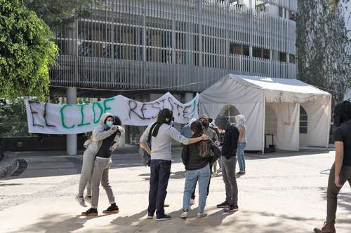 EXIGEN DESTITUIR A ROMERO TELLAECHE. Por segundo día, estudiantes mantienen tomado el CIDE en rechazo al director recién designado por el Conacyt, José Antonio Romero Tellaeche.