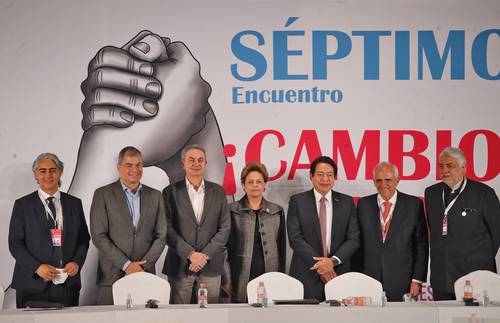 El chileno Marco Enríquez-Ominami (coordinador del Grupo de Puebla), el ecuatoriano Rafael Correa, el español José Luis Rodríguez Zapatero, la brasileña Dilma Rousseff, Mario Delgado (presidente nacional de Morena), el colombiano Ernesto Samper y el paraguayo Fernando Lugo, en la inauguración del encuentro ¡Cambio Ahora!