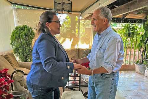 Nasry Asfura, candidato del PNH a la presidencia de Honduras, acudió ayer a felicitar a Xiomara Castro por su victoria en los comicios del domingo.