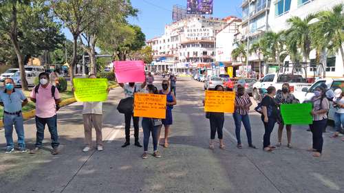 Profesores y coordinadores de preparatorias populares de Guerrero bloquearon la avenida Costera, frente al Palacio Federal, donde se encuentran oficinas gubernamentales, en Acapulco, en protesta porque las autoridades pidieron a los estudiantes del estado que acudan a Chilpancingo a recoger sus órdenes de pago para cobrar becas de los programas de apoyo de la Secretaría del Bienestar, sin tomar en cuenta la lejanía de sus localidades ni las limitaciones económicas para pagar el traslado.