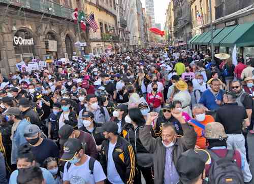Familias, amigos y parejas abarrotaron el Zócalo y sus calles aledañas para escuchar el mensaje del Presidente Obrador con movito de los tres años de su llegada al poder. La imagen, en Madero.