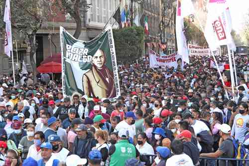 MILES DE SIMPATIZANTES COLMAN EL ZÓCALO. El Zócalo capitalino se llenó por miles de partidarios que fluyeron por las calles de Madero, 5 de Mayo y 20 de Noviembre para escuchar el discurso del presidente Andrés Manuel López Obrador por su tercer año de gobierno.