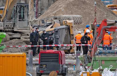 Una bomba de la Segunda Guerra Mundial estalló ayer en un sitio en construcción cercano a la estación de ferrocarriles de Munich, en el sur de Alemania, con saldo de cuatro heridos y la interrupción del paso de convoyes, informaron los bomberos y la policía. La explosión ocurrió cuando los obreros realizaban trabajos de perforación muy cerca de un puente que todos los trenes deben cruzar para salir de la estación, indicó la Deutsche Bahn, principal empresa del sector en el país. Luego de 76 años del conflicto bélico, Alemania sigue sembrada de bombas sin detonar.