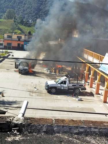 Una patrulla del municipio de Calcahualco, Veracruz, fue incendiada ayer por pobladores fuera del palacio municipal. Los inconformes exigen la conclusión de diversas obras públicas antes de que termine la administración de la alcaldesa priísta Guadalupe Carrillo.