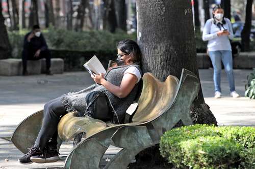 Sobre Paseo de la Reforma y para escapar del tráfico, nada mejor que concentrarse en un libro y dejarse llevar por la imaginación de algún autor.