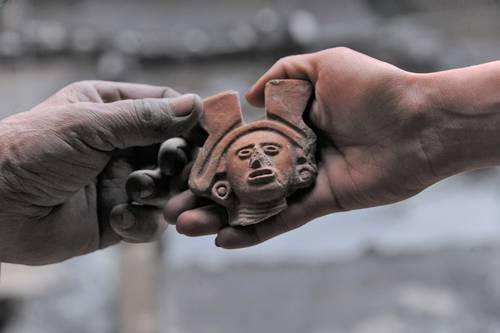 En la ofrenda mexica descubierta por arqueólogos del INAH había diversos objetos, incluida una representación de la diosa Cihuacóatl.