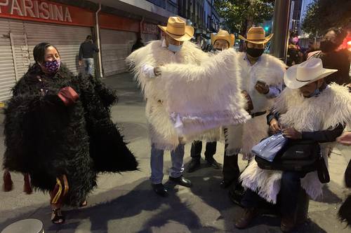 CHAMULAS ADELANTAN NAVIDAD A AMLO Y SU ESPOSA. Un grupo de indígenas de San Juan Chamula, Chiapas, se presentó en las inmediaciones de Palacio Nacional para entregar regalos a AMLO y su esposa.