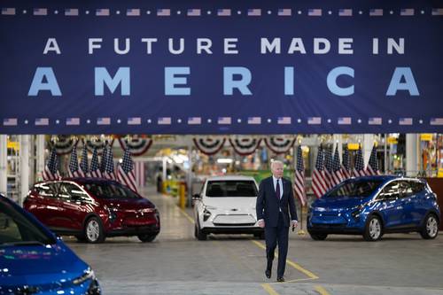 El presidente Joe Biden durante una visita a la planta de ensamblaje de autos eléctricos de General Motors en Detroit. Si los estímulos fiscales para la compra de estos vehículos son aprobados, entrarán en vigor en 2027.