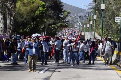 Alrededor de 800 profesores de la Coordinadora Estatal de Trabajadores de la Educación en Guerrero bloquearon ayer los carriles de la Autopista del Sol México-Acapulco en dirección al sur, a la altura del parador de Puerto Marqués, para exigir que se les incorpore a la nómina federal, la abrogación de la Ley del Issste, 90 días de aguinaldo y regularización de plazas.