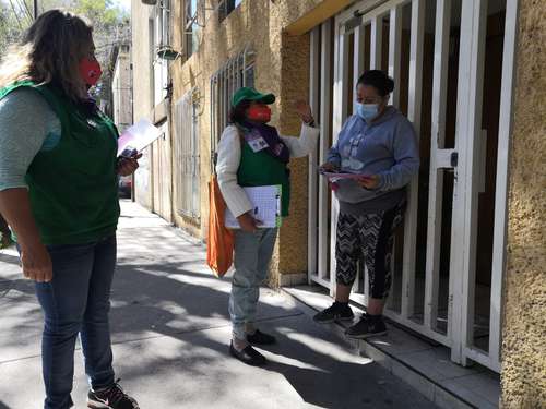 Brigadistas del gobierno capitalino tocaron puertas casa por casa en calles de la colonia Santa María La Ribera para concientizar acerca del derecho de las mujeres a vivir sin violencia.