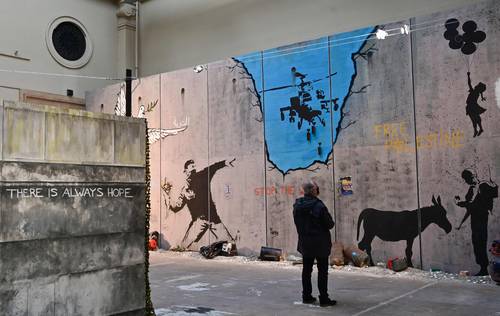  Un espectador observa la pieza El muro de Belén. Foto Afp