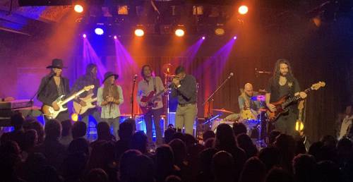 La banda durante el concierto Mrs. Henry & Friends en el Belly up Tavern en Solana Beach, California.