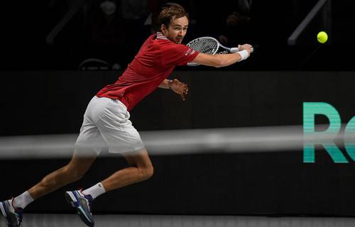 Rusia clasificó ayer a semifinales de la Copa Davis después que Daniil Medvedev (en la imagen), se impuso a Mikael Ymer, 6-4 y 6-4, en el punto de la victoria 2-0 frente a Suecia.