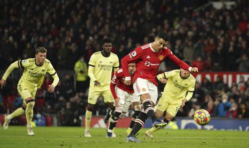 Cristiano Ronaldo marcó un doblete y llegó a 801 goles en su trayectoria en la victoria 3-2 de su equipo Manchester United sobre el Arsenal, ayer en la fecha 14 de la Liga Premier. Con el triunfo, el ManU, con 21 unidades, se acercó a los puestos europeos al ubicarse en la séptima posición, a tres puntos del cuarto lugar, el West Ham, que marca las posiciones que dan acceso a la Champions.