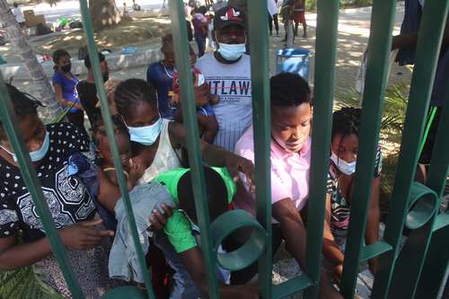 La presencia de haitianos causó sorpresa ayer en el puerto de Acapulco. Luego de ser trasladados por el INM se les dejó a su suerte y pernoctaron junto a la terminal de autobuses