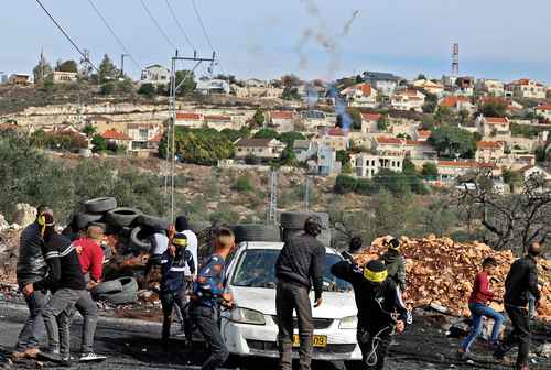 Un total de 227 manifestantes palestinos resultaron heridos ayer en enfrentamientos con soldados israelíes en Cisjordania, informó la Media Luna Roja palestina. Los choques ocurrieron en la zona de Beita y Beit Dajan, cerca de la ciudad de Nablus, agregó el organismo sanitario en un comunicado. La nota subraya que entre los lesionados hay un periodista. En los meses recientes, la zona de Beita se ha convertido en escenario habitual de enfrentamientos entre manifestantes palestinos y militares israelíes. Según los medios en Cisjordania, desde principios de mayo en el monte Sbeih, cerca de Nablus, se construye un pequeño asentamiento judío bajo protección del ejército israelí, lo que provoca protestas palestinas contra la expropiación de sus tierras en esa zona.