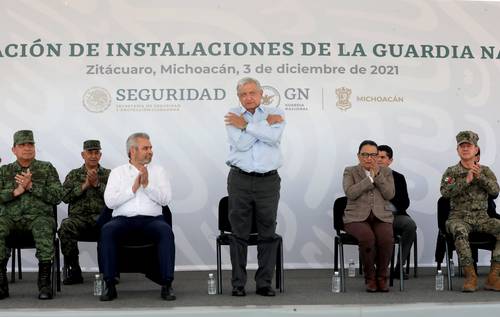 El presidente Andrés Manuel López Obrador inauguró ayer las instalaciones de la Guardia Nacional en Zitácuaro. Lo acompañaron (de izquierda a derecha) Luis Cresencio Sandoval González, secretario de la Defensa Nacional; Alfredo Ramírez Bedolla, gobernador de Michoacán, y Rosa Icela Rodríguez y el almirante Rafael Ojeda Durán, titulares de Seguridad Ciudadana y de la Marina.