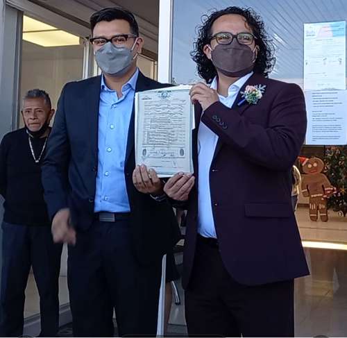 La pareja conformada por Dimitri y Sergio se casó ayer en el Registro Civil de la delegación Epigmenio González, municipio de Querétaro. El matrimonio igualitario fue avalado por el nuevo Código Civil, tras la modificación que entró en vigor el 12 de noviembre pasado. El 22 de septiembre, la anterior Legislatura local aprobó reformas a ese ordenamiento legal para reconocer la unión entre personas del mismo sexo.