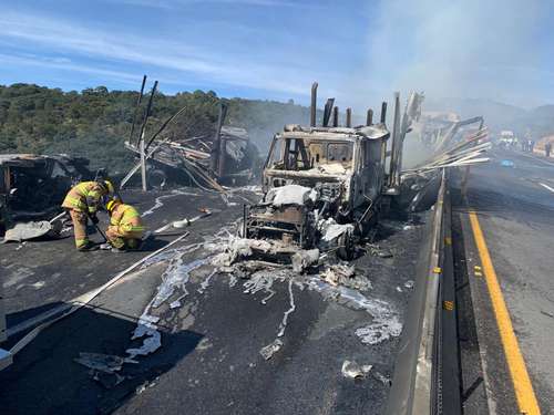 Bomberos del municipio de Españita, Tlaxcala, controlaron el incendio ocasionado por un transporte de carga que se impactó contra cuatro vehículos.