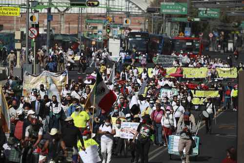 En marcha de discapacitados que piden se les deje vender, la mayoría portaba cubrebocas.