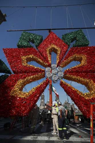 Trabajadores del gobierno terminaron de colocar ayer las figuras luminosas en el Zócalo.