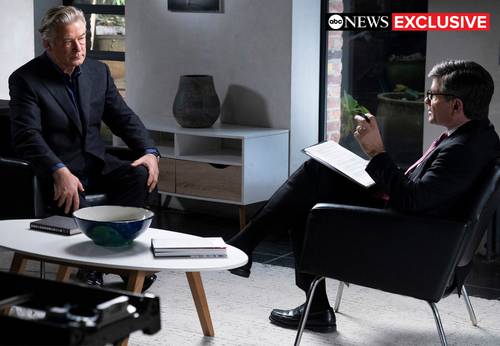El actor y productor Alec Baldwin, a la izquierda, durante una entrevista con George Stephanopoulos de programa Good Morning America.