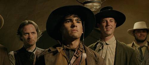 Fotograma de la serie Wild West Chronicles. Al centro de la imagen el actor mexicano Eduardo Togi encarnando al histórico personaje y héroe del oeste Elfego Baca.