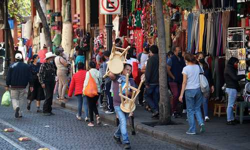 Ir de compras o pasear por el centro de la ciudad sigue siendo toda una experiencia visual para propios y visitantes.