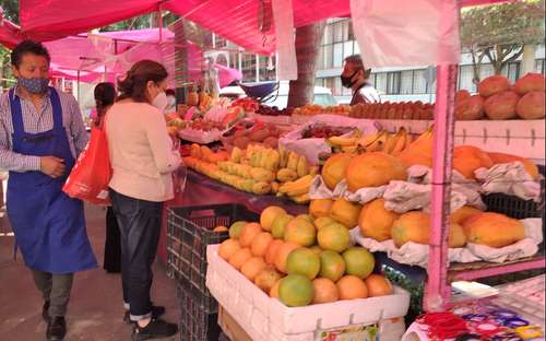 En las tiendas de la empresa estatal escasean productos de la canasta básica como frutas y verduras.