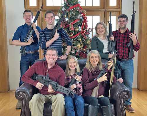 El diputado federal republicano Thomas Massie difundió una foto con su familia que decía: “Feliz Navidad” y la posdata: “Santa, por favor, envíanos municiones”, dos días después de que un adolescente de 15 años asesinó a cuatro compañeros en una preparatoria en Michigan. Estados Unidos es el mayor fabricante y vendedor de armas de fuego en el mundo.