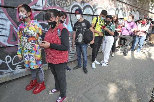  La semana pasada tocó el turno a los menores de 15 a 17 años de la CDMX. La imagen, en la Biblioteca Vasconcelos. Foto José Antonio López