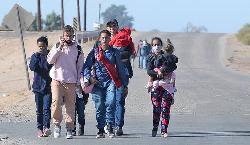 APRESURAN CRUCES HACIA ESTADOS UNIDOS. Ante la incertidumbre provocada por la reactivación del programa Quédate en México, decenas de migrantes aceleraron el paso para entrar a Yuma, Arizona.