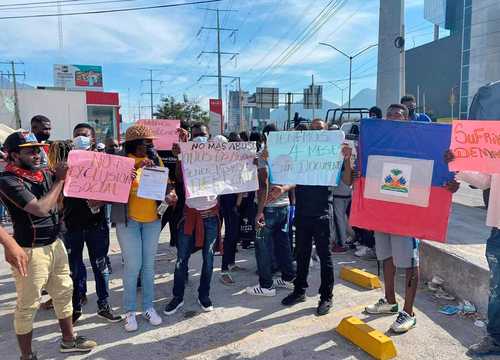 Un momento de la movilización de haitianos, ayer en Monterrey.