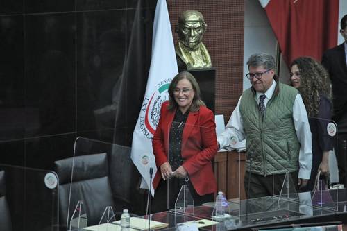 Rocío Nahle García , secretaria de Energía, compareció en el Senado. Al inicio estuvo acompañada por los morenistas Rocío Adriana Abreu y Ricardo Monreal.