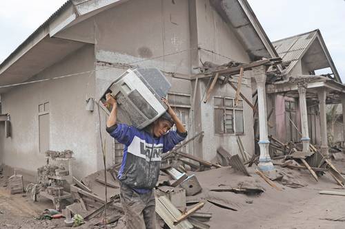 Los servicios de rescate que laboran en la zona afectada por la actividad del volcán Semeru, en Indonesia, han tenido que interrumpir actividades por una nueva erupción, indicaron ayer las autoridades. La montaña más alta de Java arrojó una enorme columna de ceniza el sábado y ríos de lodo ardiente inundaron las aldeas cercanas. Más de mil residentes tuvieron que ser desalojados. “Según los datos que nos han llegado hay 22 muertos”, informó Abdul Muhari, vocero de la agencia de gestión de catástrofes, quien agregó que se concentran en la búsqueda de 27 desaparecidos. La ceniza se ha esparcido a lo largo de cuatro kilómetros, según la oficina geológica nacional. En la imagen, residente de Lumajang.