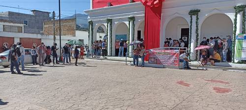 Alrededor de 100 personas, integrantes de la sección 40 del Sindicato Nacional de Trabajadores de la Educación, padres de familia y alumnos, se apostaron en los corredores del palacio municipal de Ocosingo, Chiapas, e impidieron la salida de los trabajadores del ayuntamiento para exigir la apertura de plazas administrativas, construcción de telesecundarias y otorgamiento de claves para esos centros educativos.