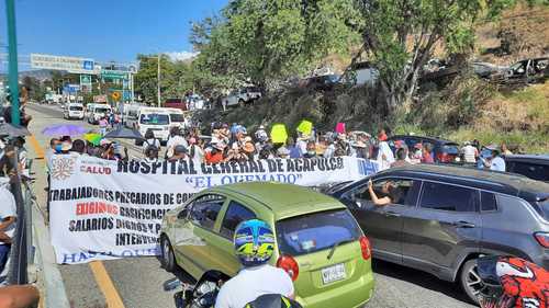 Quinientos trabajadores por contrato de la Secretaría de Salud de Guerrero bloquearon por seis horas la Autopista del Sol México-Acapulco para exigir la contratación de 5 mil empleados eventuales en la entidad. La titular de la dependencia, Aidé Ibarez Castro, intervino para llegar a un acuerdo con los inconformes.