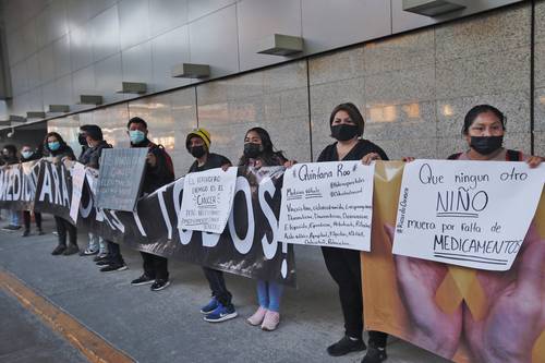 Decenas de ciudadanos e integrantes de organizaciones civiles se manifestaron pacíficamente ayer en la terminal uno del Aeropuerto Internacional de la Ciudad de México para exigir el abasto suficiente y oportuno de medicamentos. La protesta no afectó ninguna de las vialidades, pues no hubo bloqueos.