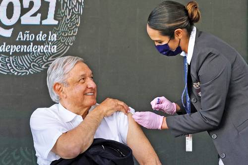 REFUERZO CON ASTRAZENECA A MAYORES DE 60. El presidente Andrés Manuel López Obrador recibió ayer en Zapopan, Jalisco, la dosis de refuerzo de la vacuna contra el Covid-19.