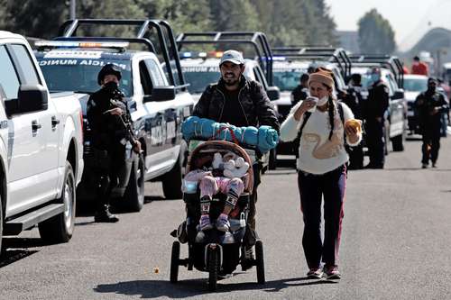 Migrantes salieron ayer por la mañana hacia la capital del país tras pasar la noche en la ciudad de Puebla.