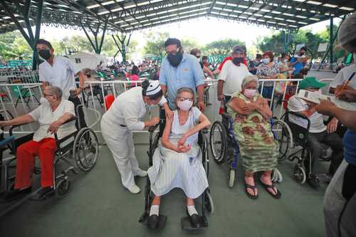 Ayer se aplicó a adultos mayores la tercera dosis de la vacuna anti-Covid de AstraZeneca en el centro deportivo Caña Hueca de la ciudad de Tuxtla Gutiérrez, Chiapas.