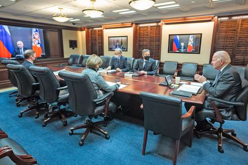 El presidente estadunidense, Joe Biden (extremo derecho), durante la videoconferencia con su par ruso, Vladimir Putin. Lo acompañaron el consejero de Seguridad Nacional Jake Sullivan, el secretario de Estado Antony Blinken y el director del Consejo de Seguridad para asuntos de Rusia y Asia Central Eric Green.