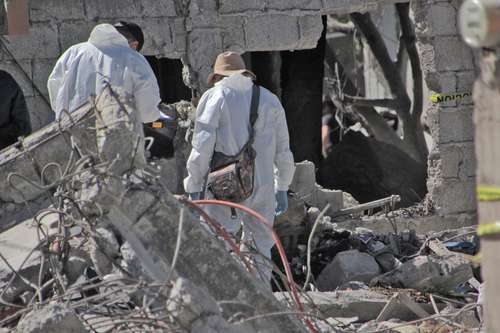 Peritos y elementos de la Guardia Nacional inspeccionan el punto donde la noche de ayer explotó un polvorín en la comunidad de Santiago Tenango, municipio de General Felipe Ángeles, en Puebla, donde perecieron siete personas y 11 resultaron lesionadas.