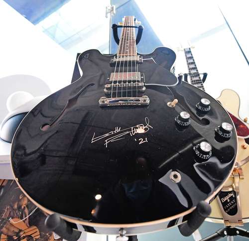  La guitarra Gibson ES-335 del integrante de los Rolling Stones. Foto Afp