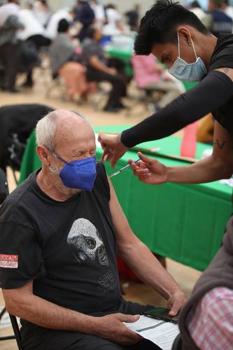 JORNADA CONTRA EL COVID-19. Segundo día de aplicación de la vacuna de refuerzo a mayores de 60 años en la Ciudad de México. La imagen, en la prepa 5 de la UNAM.