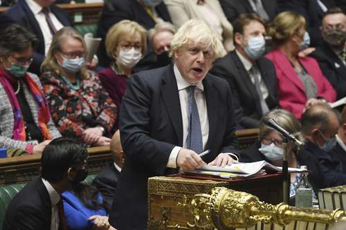 Boris Johnson, premier británico, ayer en la sesión semanal de preguntas en la Cámara de los Comunes. El gobierno ordenó que a partir de hoy los cubrebocas volverán a ser de uso obligado, se reanudará el trabajo en casa y se impondrán los pasaportes sanitarios, ante la ola de contagios de la variante ómicron del Covid-19.