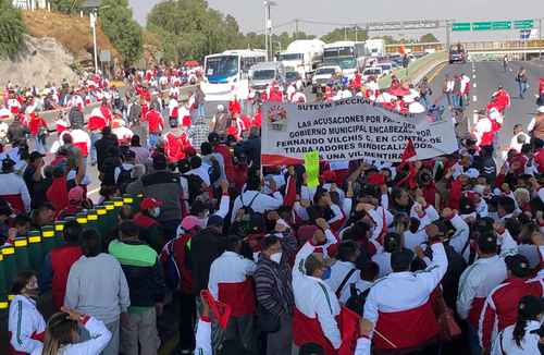 Integrantes del Sindicato Único de Trabajadores del Estado y Municipios bloquearon ayer por más de ocho horas la caseta de San Cristóbal, en la autopista México-Pachuca, en Ecatepec. Exigen que el ayuntamiento cumpla con el pago de sus prestaciones y respete su contrato laboral.