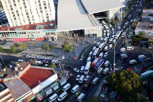 Helicópteros de la policía capitalina recorren la ciudad estos días para inhibir delitos, sobre todo a bordo del transporte público.