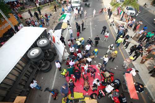 Según los primeros informes, la tragedia se produjo a causa del exceso de velocidad; el chofer huyó.